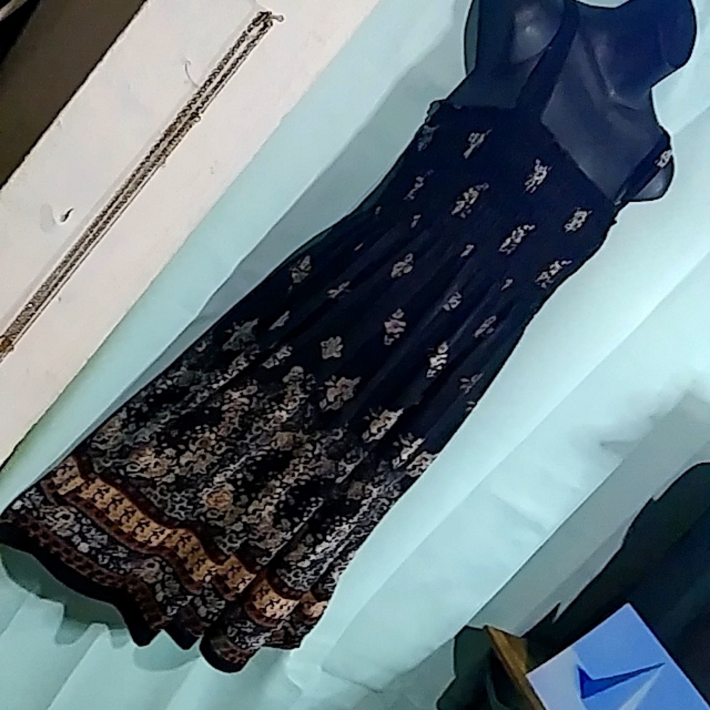 UNIQUE DRESS - Picture 3 of 8